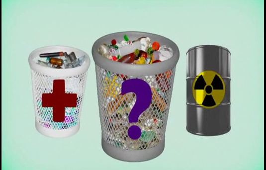 três latas simulando separação de lixo
