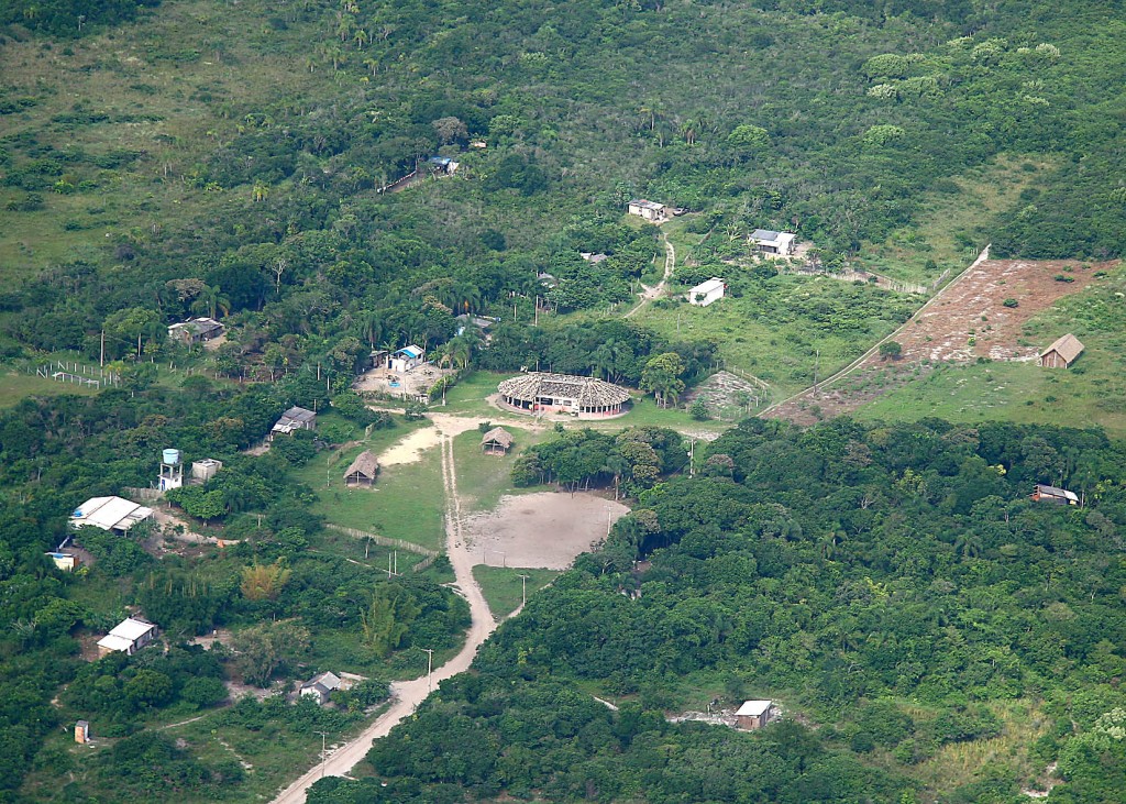 Imagem aérea de uma aldeia em Piaçaguera