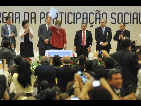 Presidente Dilma Rousseff com o decreto que institui a Política Nacional de Participação Social
