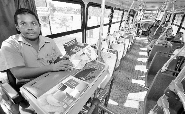 Antônio, o cobrador, no ônibus com livros