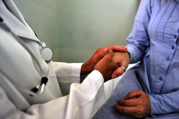 médico aperta mão de paciente