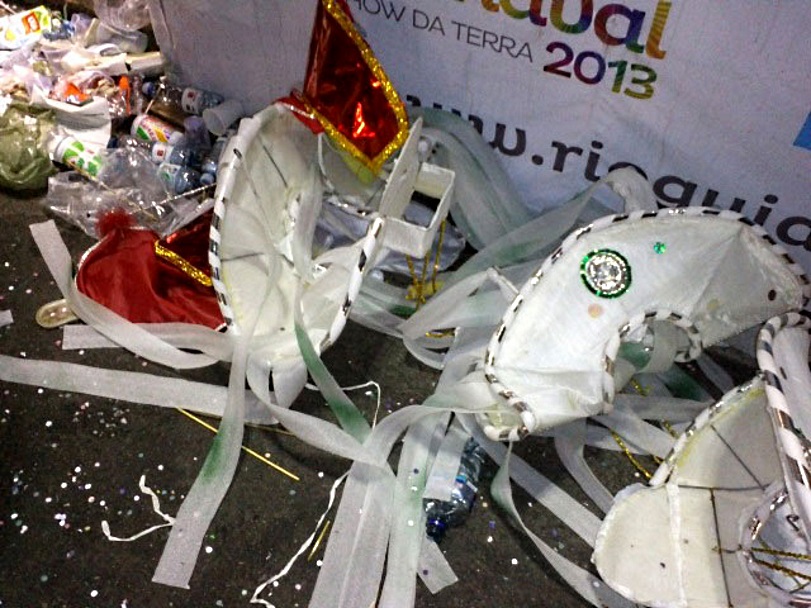 restos de lixo deixados por foliões depois do desfile das escolas de samba do Rio de Janeiro. Partes de fantasias, copos e garrafas plásticas, etc.
