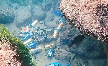 fundo do mar com latinhas e outros lixos