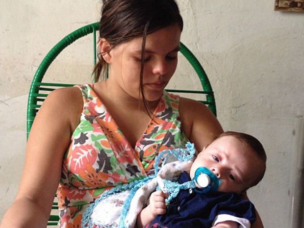 Mãe com bebê com suspeita de microcafalia