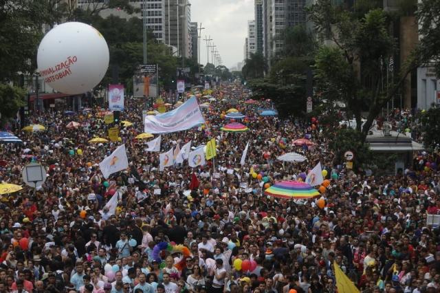 ‘População LGBT vive com meios direitos’, diz especialista em direito homoafetivo