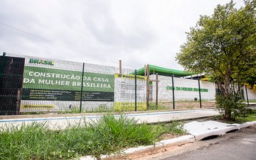 Casa da Mulher brasileira fechada.