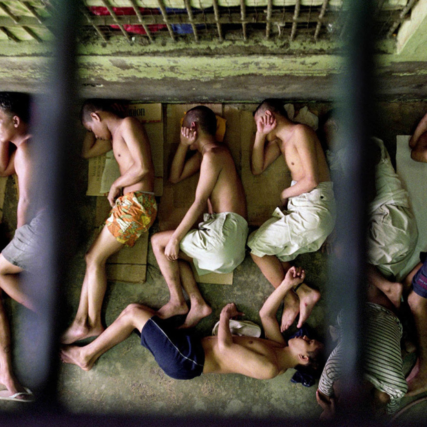 Jovens detentos dormindo no chão em unidade socioeducativa.
