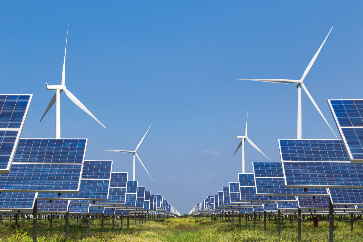 Fontes de energia renovável: eólica e solar.
